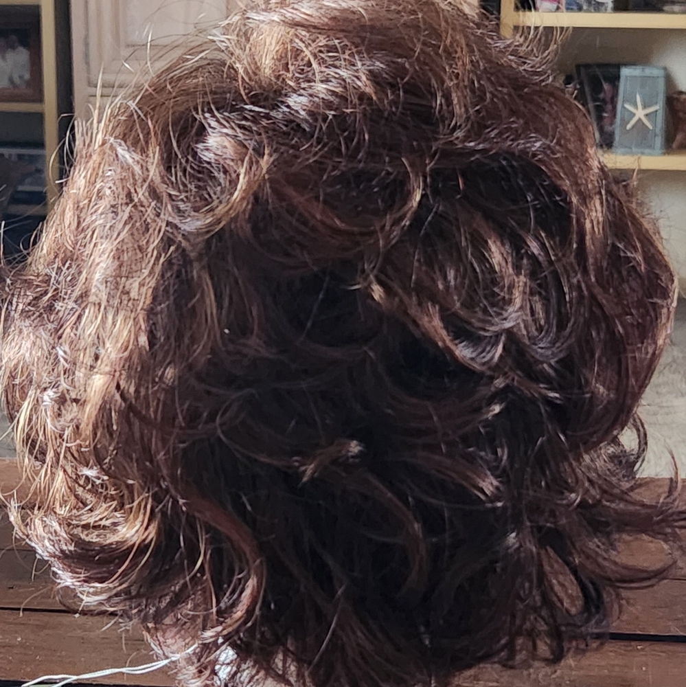 Joan Collins wig - Picture 3 of 5